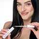 ナノラッシュ マスカラのチューブをエレガントに持つ女性が、スタイリッシュな雰囲気の中で自分の美しさと自信を示しています。