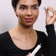 女性はブラシでマスカラを塗り、まつげを強調して洗練されたエレガントな外観を実現します。