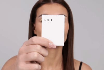ステップ 1 - まつげのリフトを適用するモデル