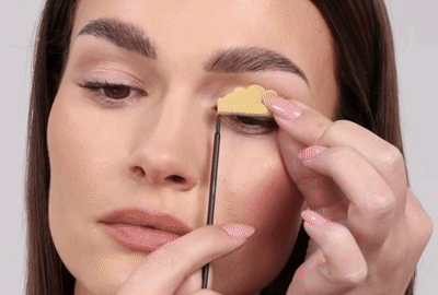 まぶたとまつげからロッドをそっと外すモデル