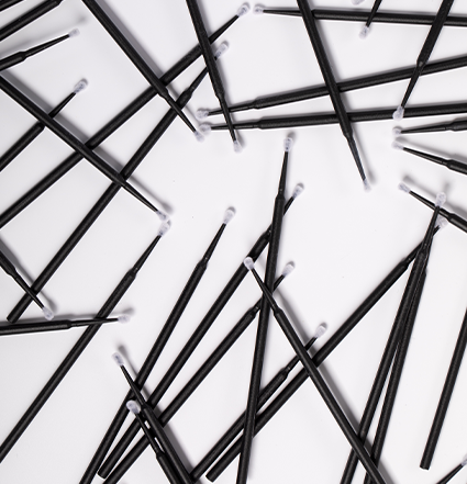 複数のマイクロブラシ アプリケーターを並べて配置