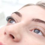 まつげのカール - あなたが知っておくべきことと、あなたの目のタイプに行う方法